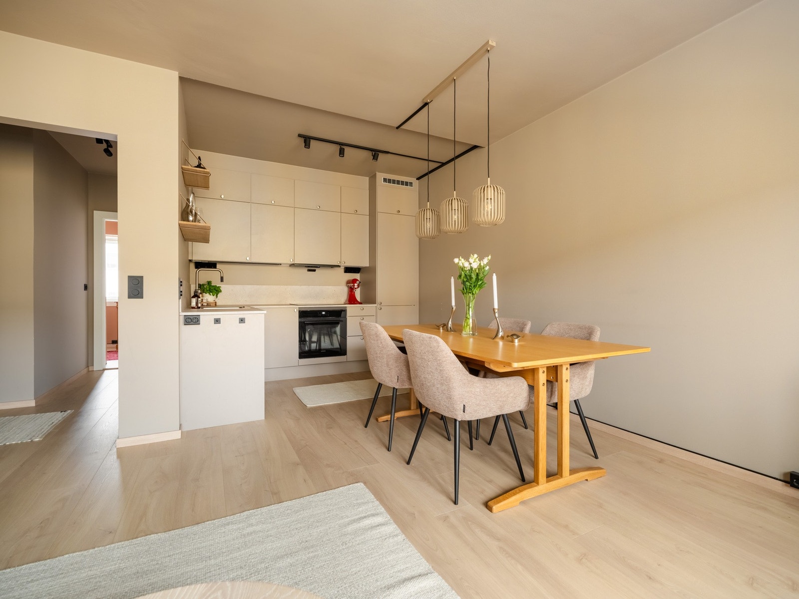 Stuen henger sammen med kjøkkenet i en åpen løsning. Galleribilde