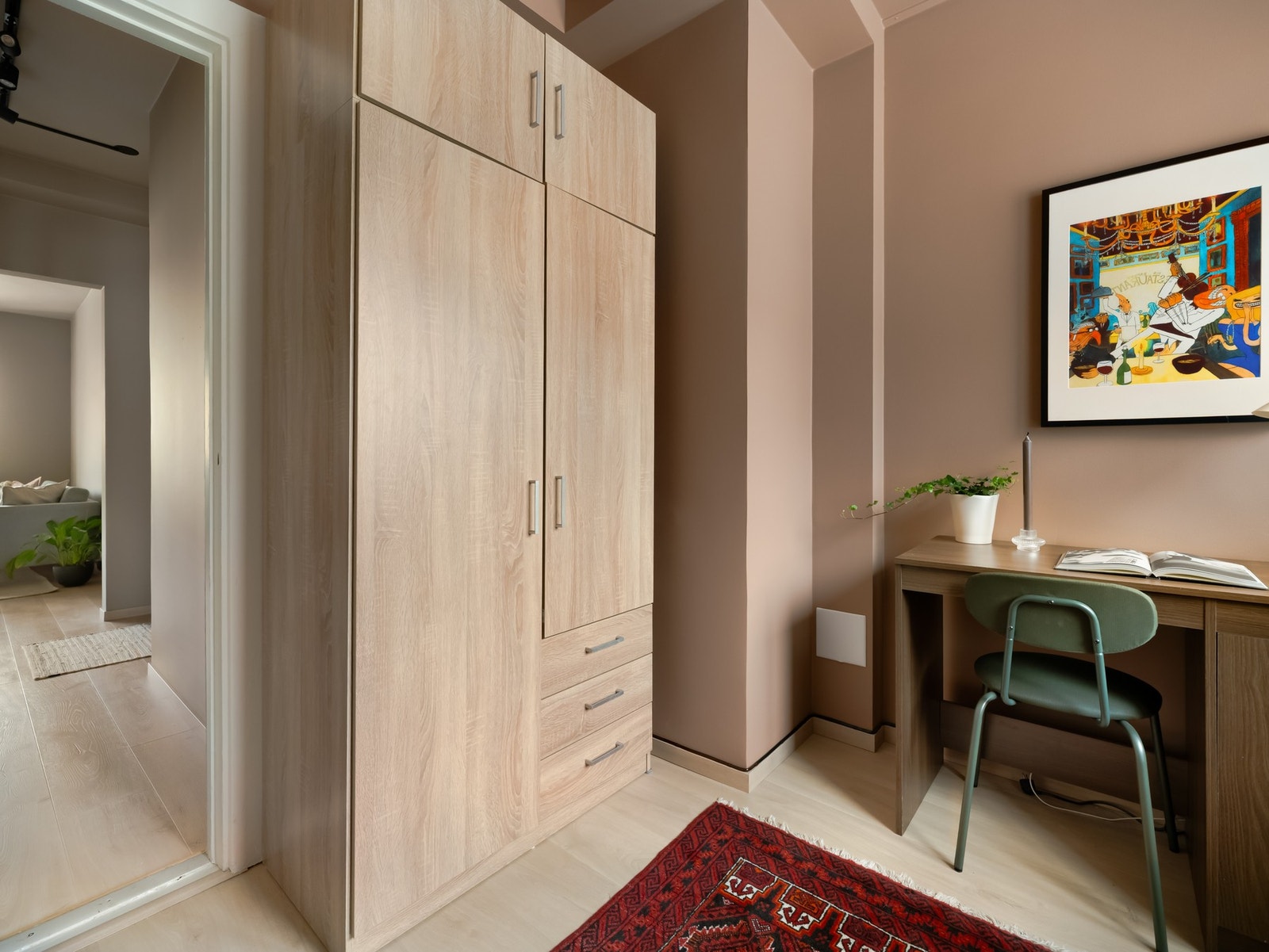 Her er det også et fint garderobeskap. Også dette følger med i kjøpet. Galleribilde