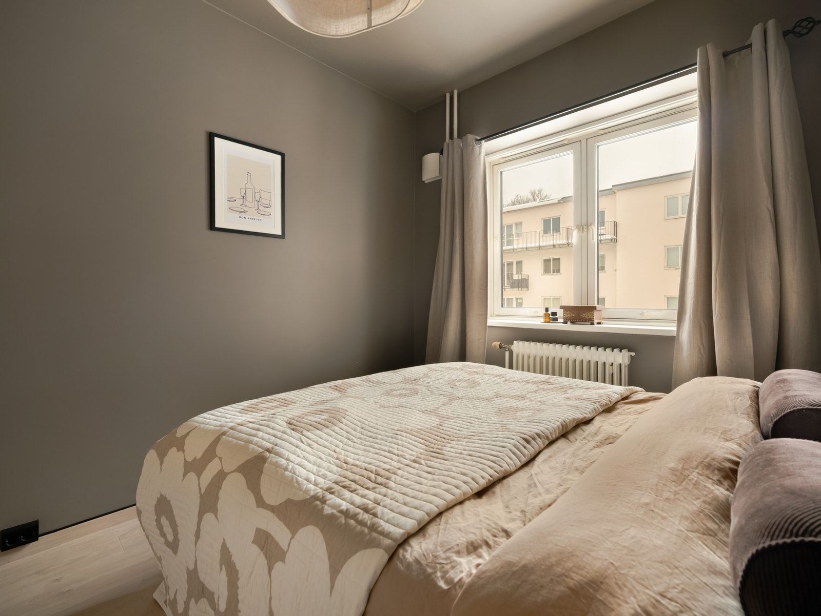 Dette er lyst og trivelig, med god plass til dobbeltseng med tilhørende nattbord. Galleribilde