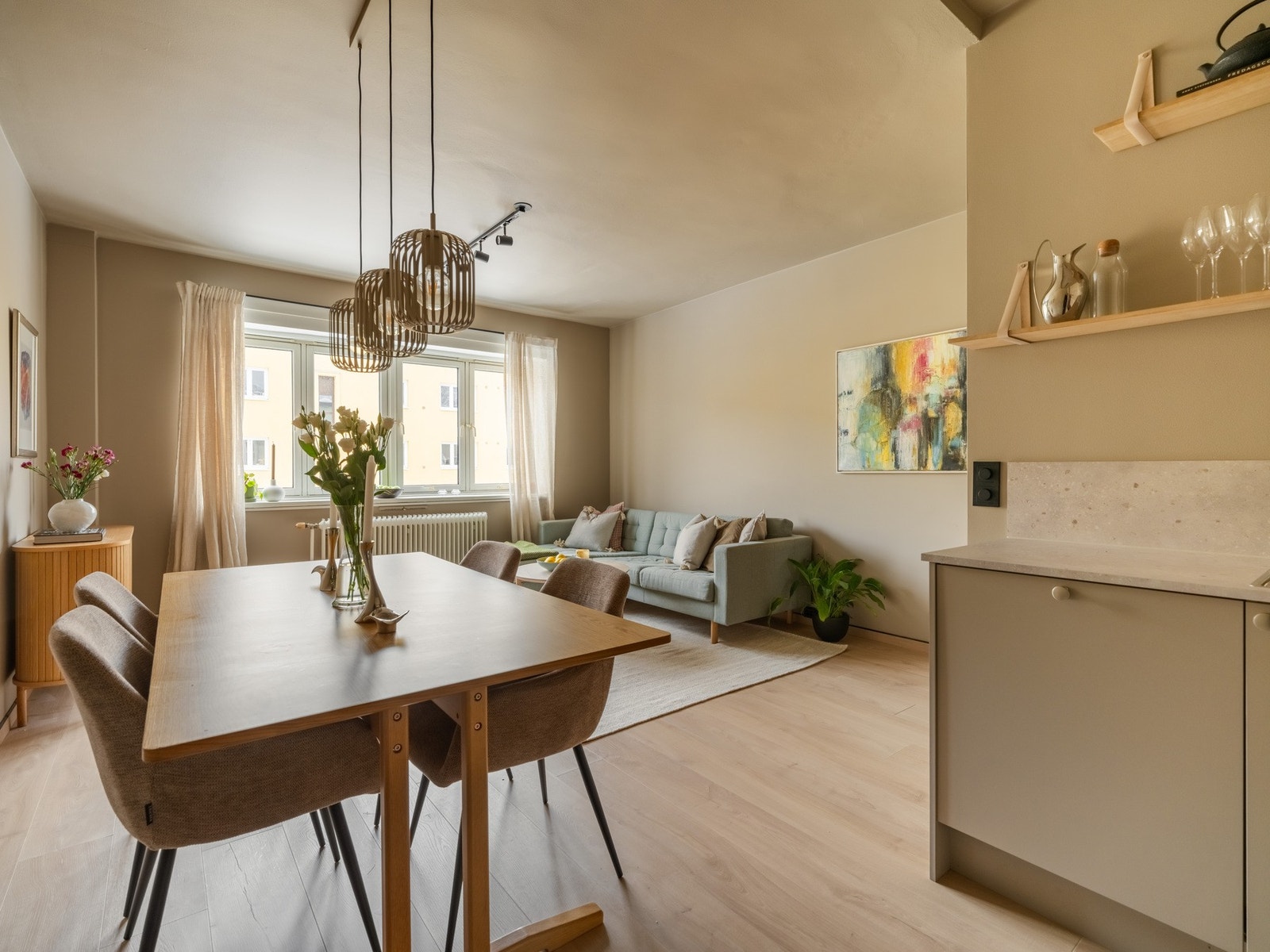 Den gjennomgående planløsningen gjør leiligheten svært lys og luftig. Galleribilde