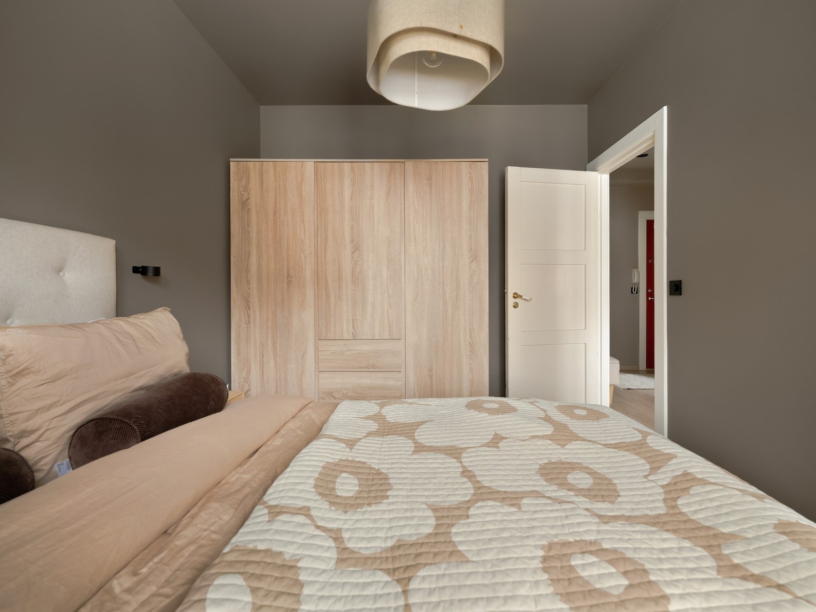 Det er også et stort garderobeskap, som naturligvis følger med salget. Galleribilde