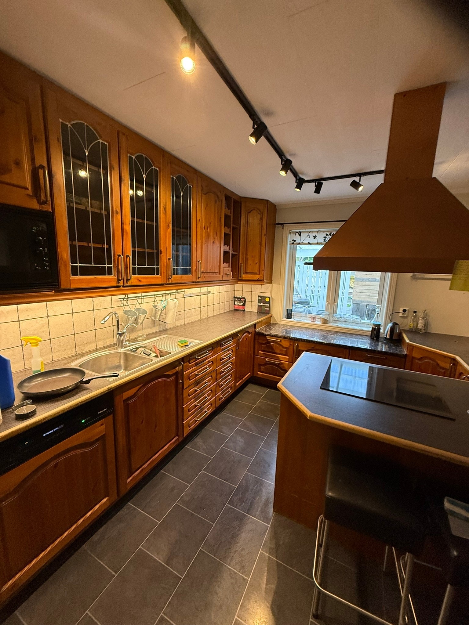 Meget godt med skap og benkeplass på kjøkken. Galleribilde