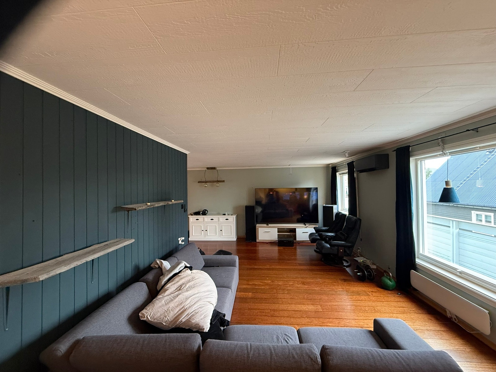 Mye lys inn i stue. Galleribilde