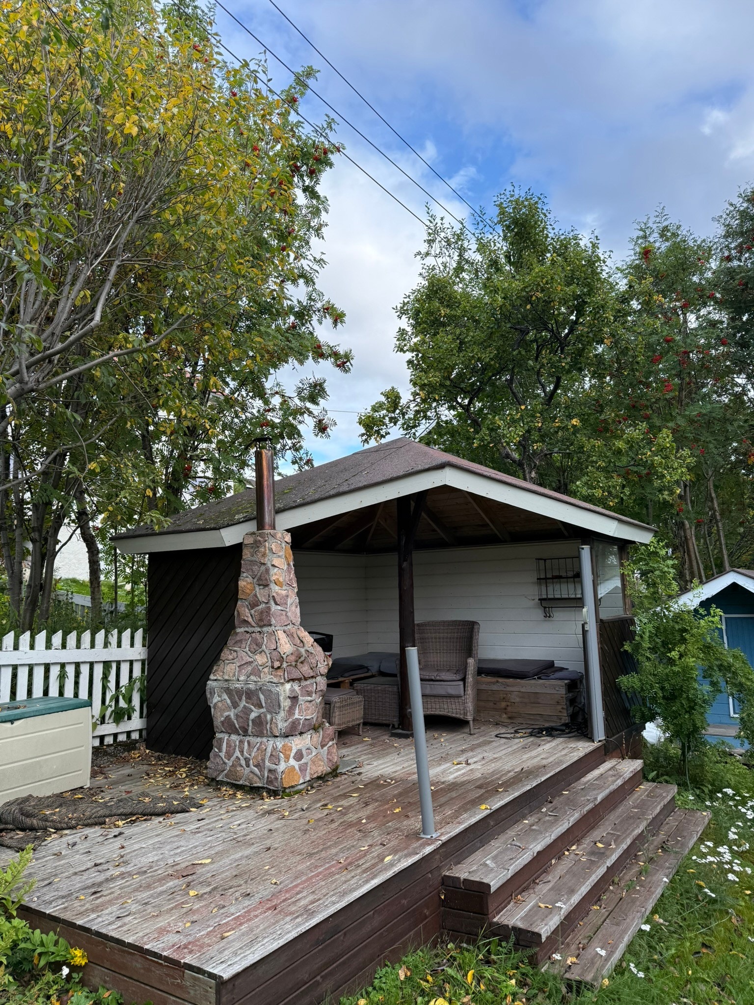 Trivelig grillplass for lyse sommerkvelder. Galleribilde