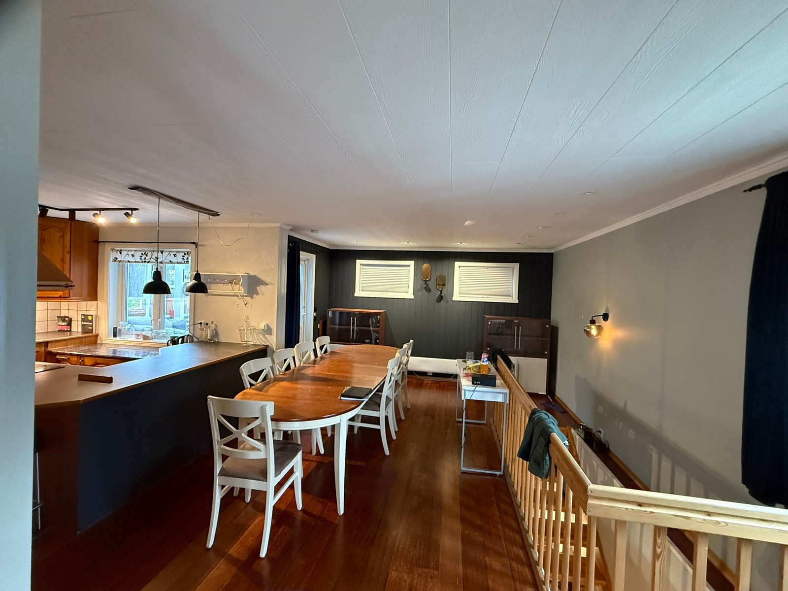 Romslig og hyggelig spiseplass nær kjøkken. Galleribilde