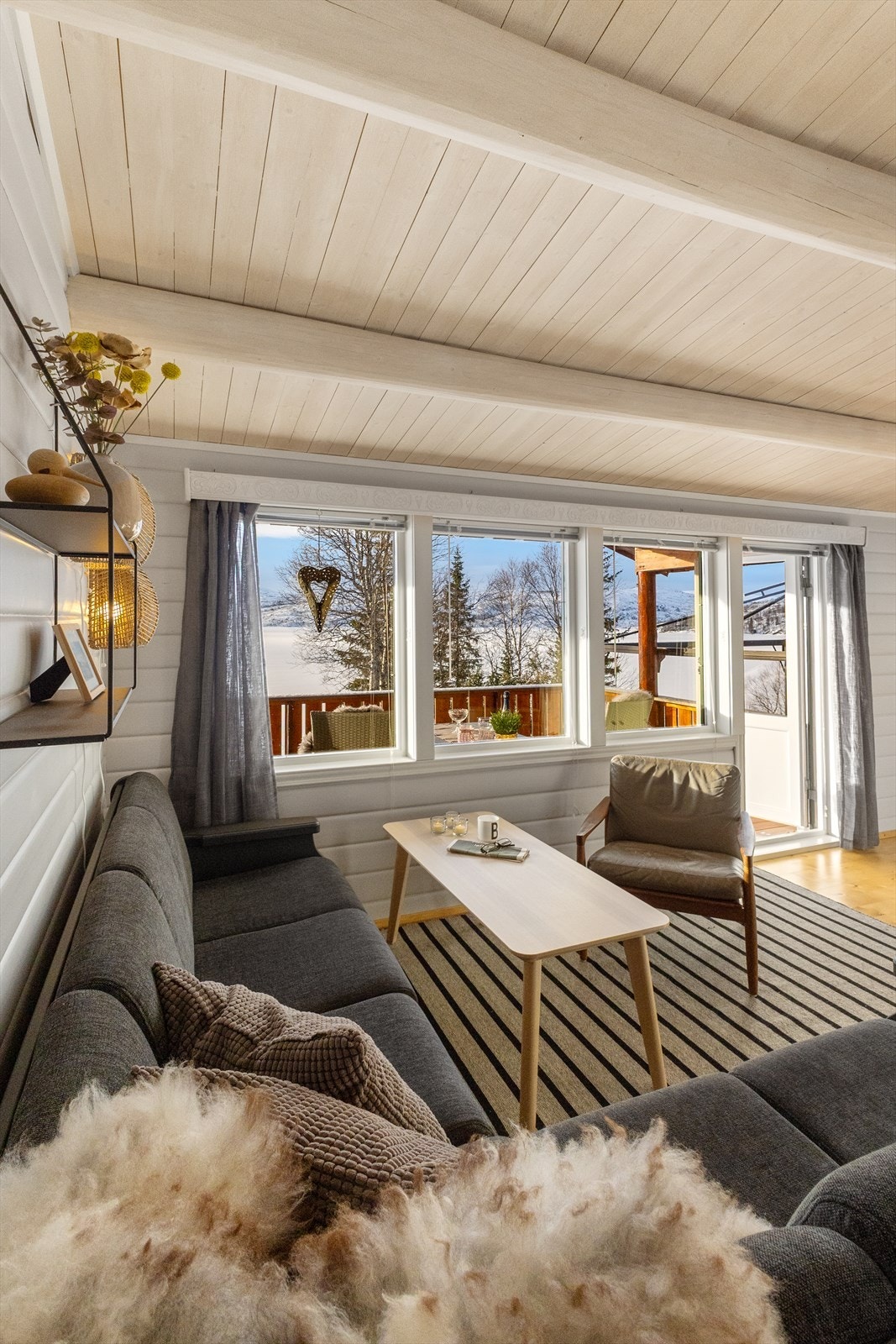 Fra stue mot terrasse og utsikt. Galleribilde