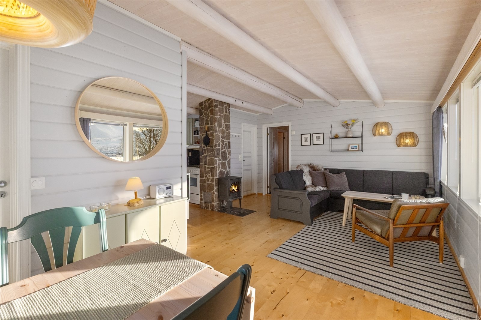 Fra spiseplass mot stue, gang og deler av kjøkkenet. Galleribilde