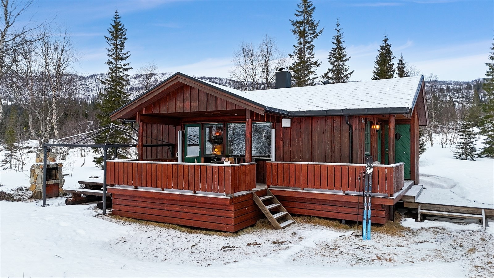 Romslig terrasse på ca. 19kvm som er delvis overbygget der terrassedør er plassert med inn/utgang fra stue. Galleribilde