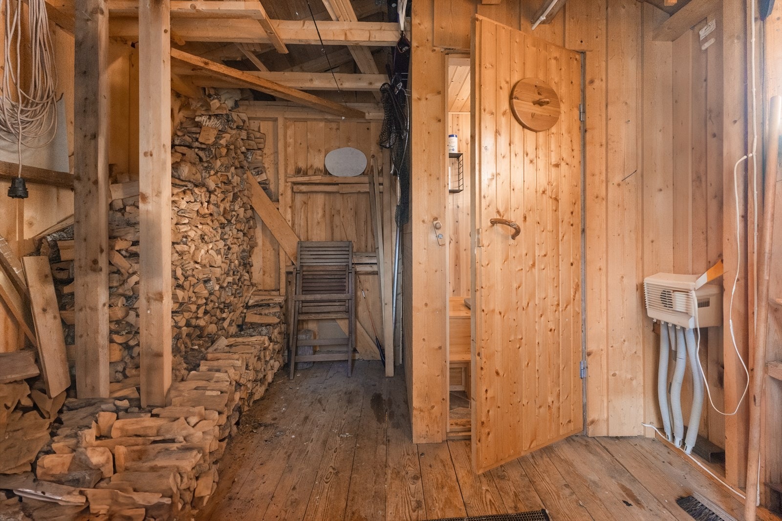 Utebod med wc-rom. Galleribilde