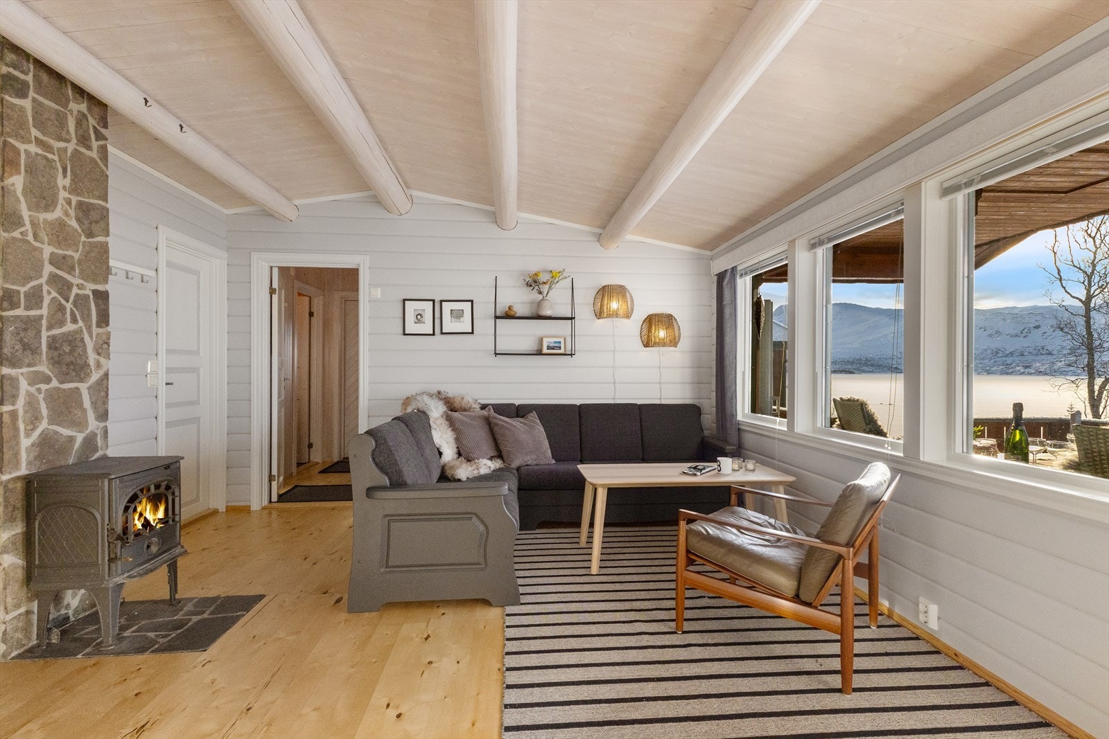 Hytten er innbydende utsmykket og gir virkelig grunnlag for koselige stunder året rundt. Galleribilde