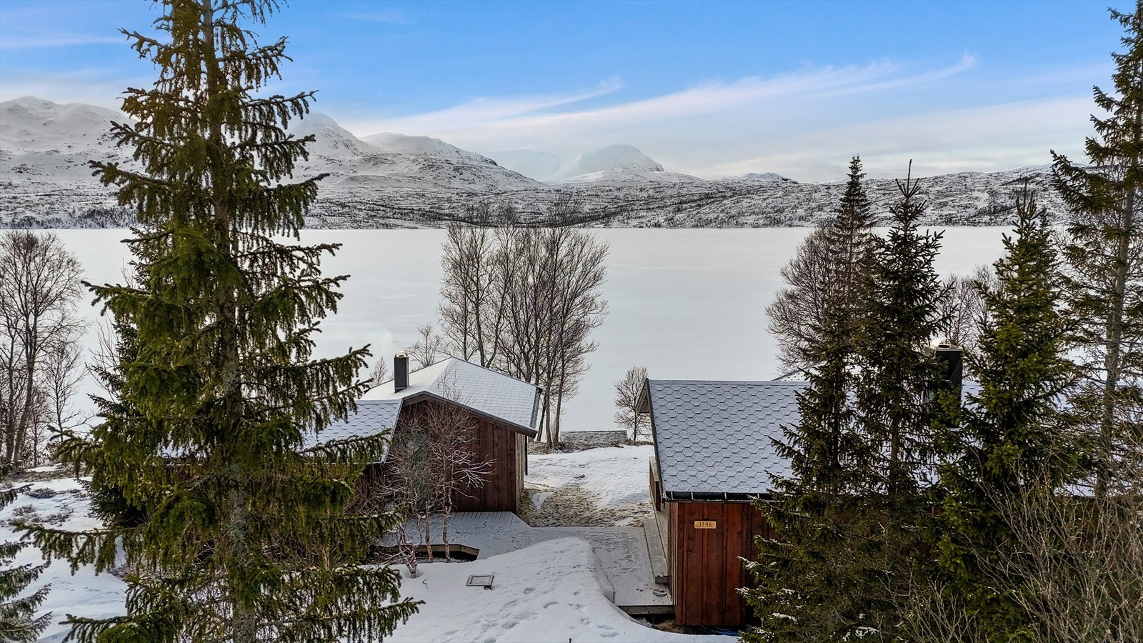Det er anlagt platting mellom selve hytten og annekset. Rett nedenfor hytten er en gapahuk som man kan benytte seg av. Galleribilde