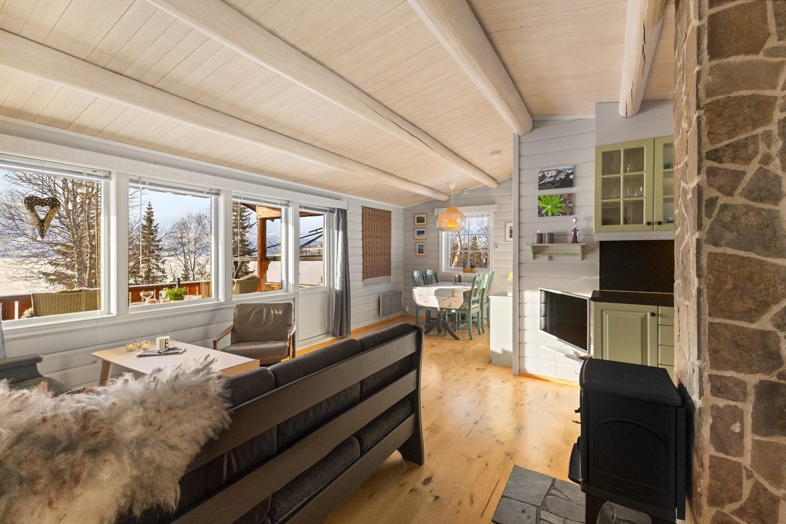 Fra stue mot spiseplass. Galleribilde