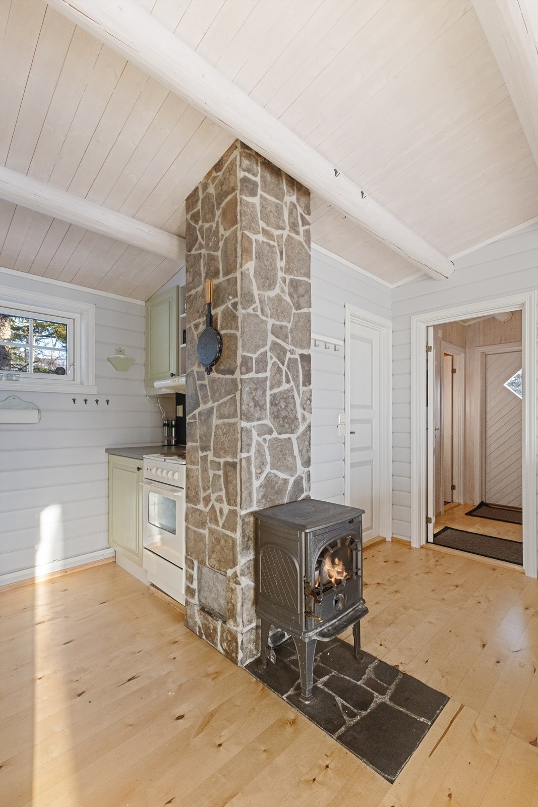 Mot kjøkken og gang. Galleribilde