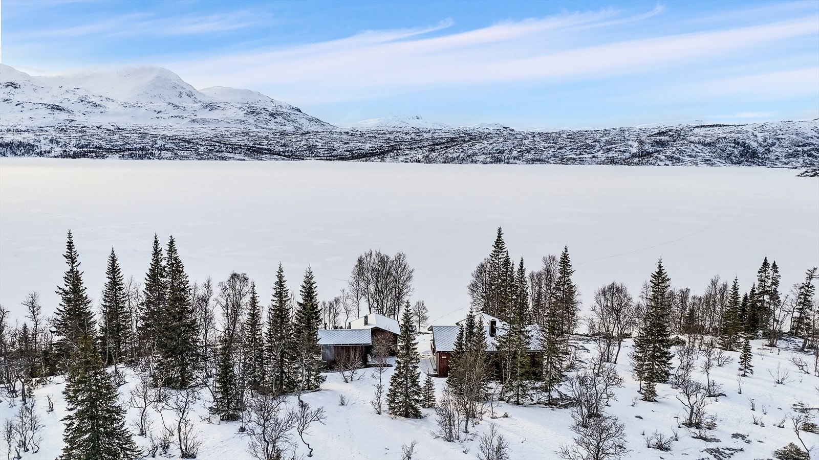 Eiendommen ligger kun ca. 5min gange fra felles p-plass. Hytten har fritt utsyn og ligger svært skjermet til fra andre hytteeiendommer. Galleribilde