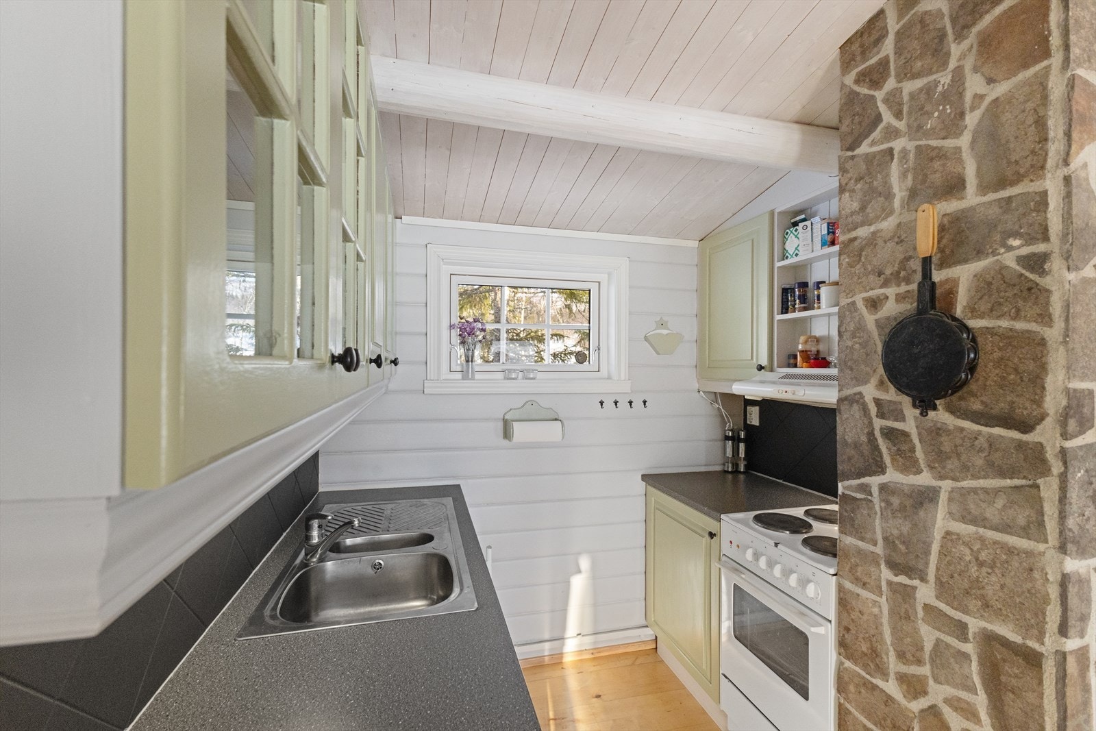 Kjøkkenet er innholdsrikt og har alt man trenger ved bruk. Galleribilde