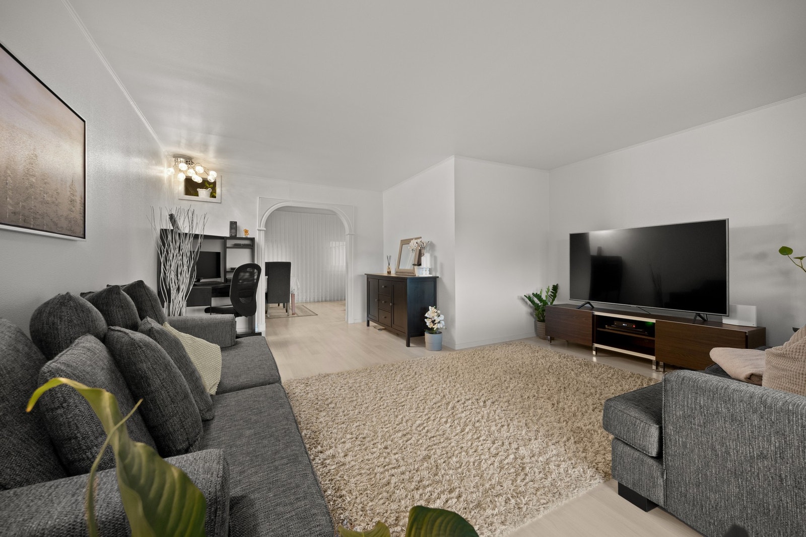 Stuen har god plass til sofa, TV og annet tilhørende møblement Galleribilde