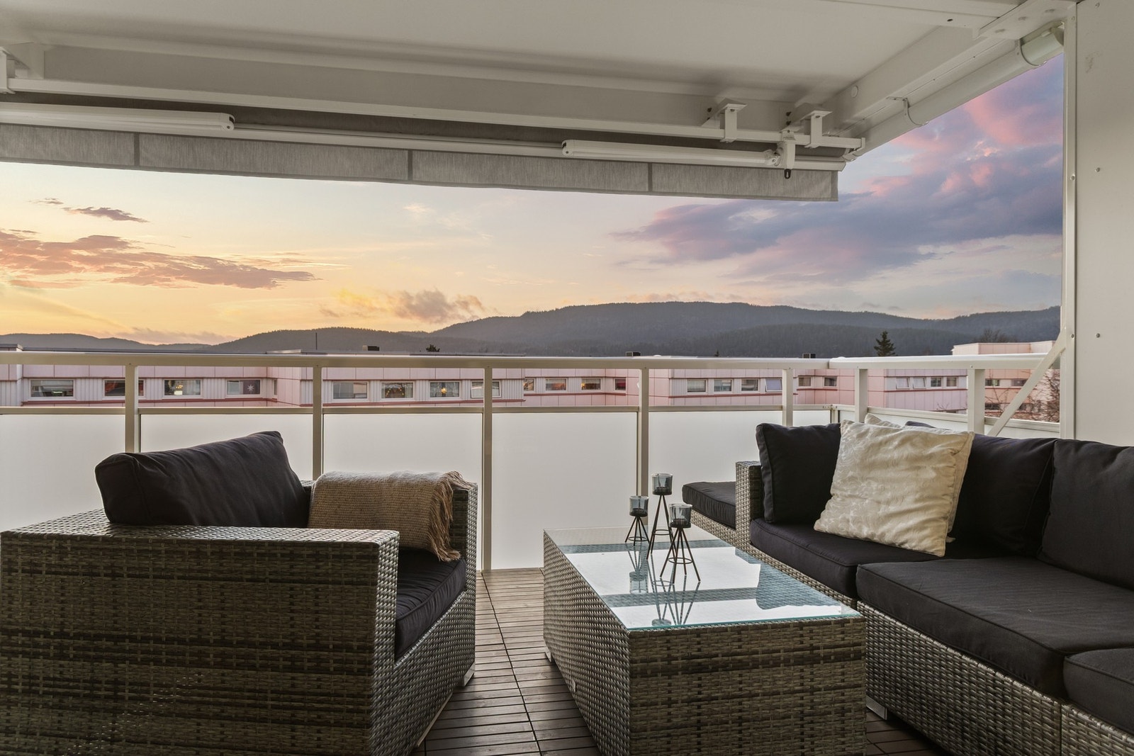 Balkongen har en lun atmosfære som byr på både sosiale sammenkomster samt rolige kvelder med familien Galleribilde