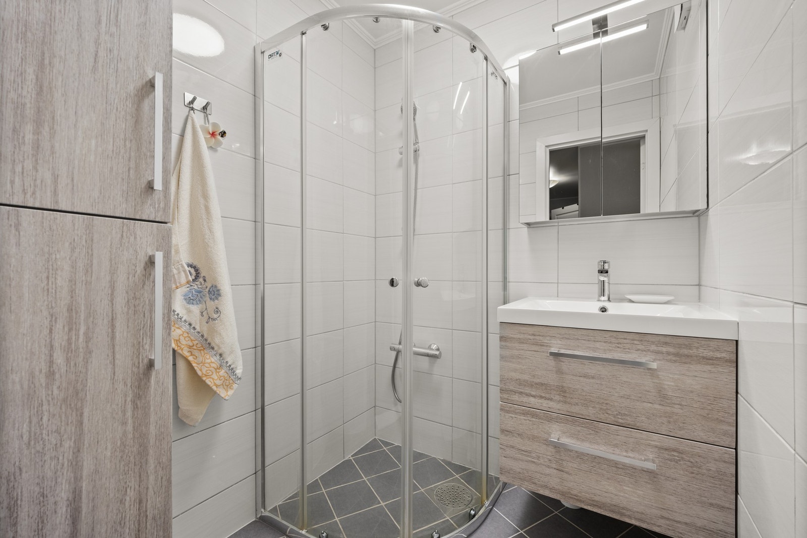 Leilighetens bad ble oppgradert i 2014 og har flislagte vegger Galleribilde