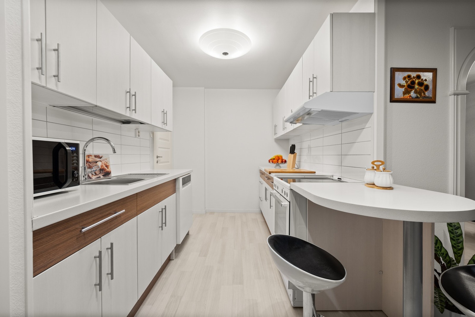 Kjøkkeninnredningen består av glatte fronter og benkeplate av laminat Galleribilde