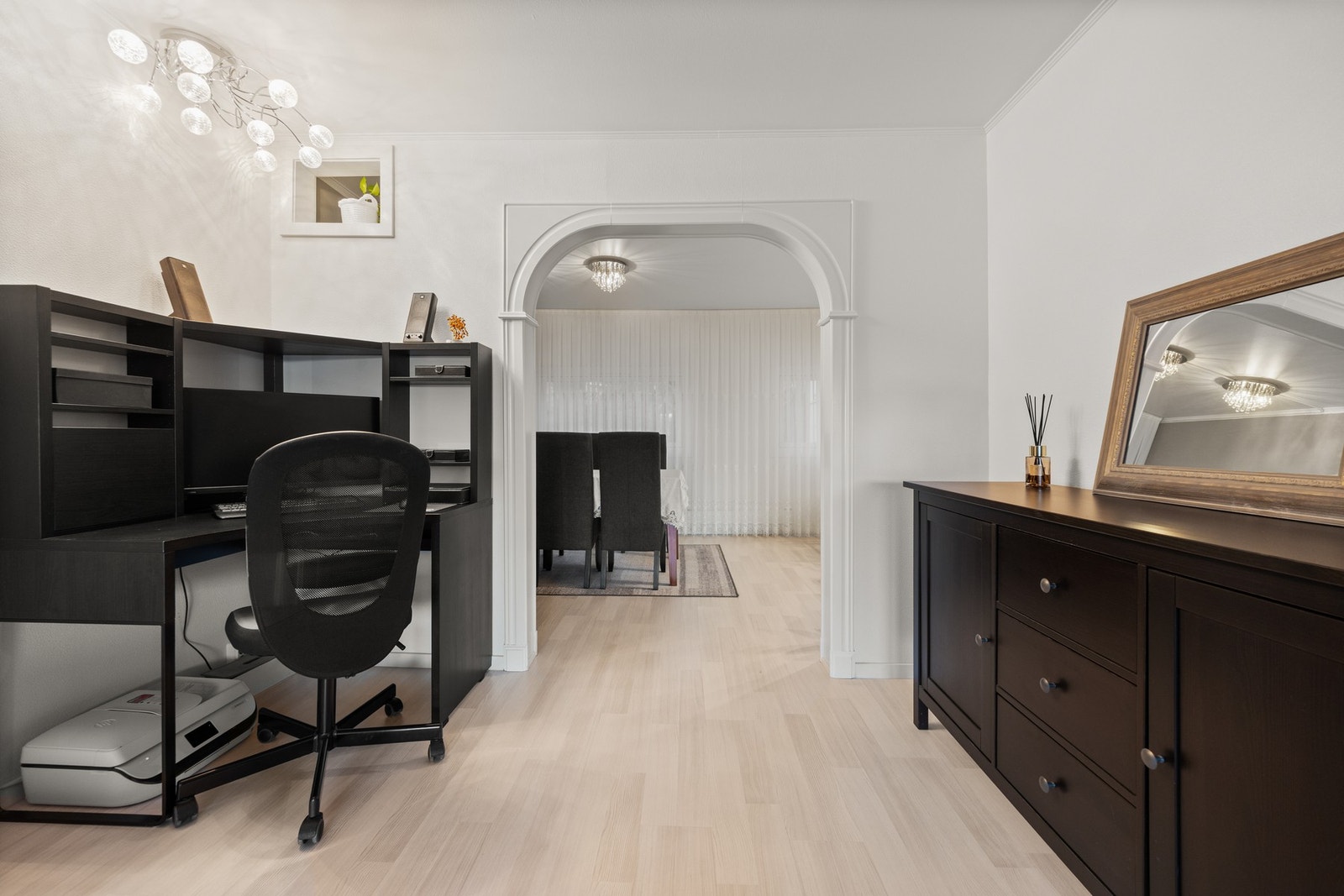 Fra stuen er det naturlig adkomst til spisestue Galleribilde