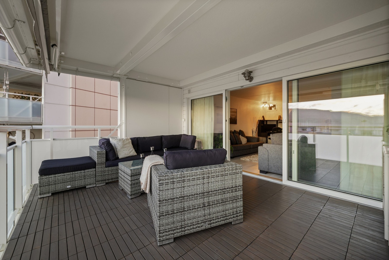 På sommerhalvåret kan man åpne opp skyvedørene og bruke balkongen som en forlengelse av stuen Galleribilde