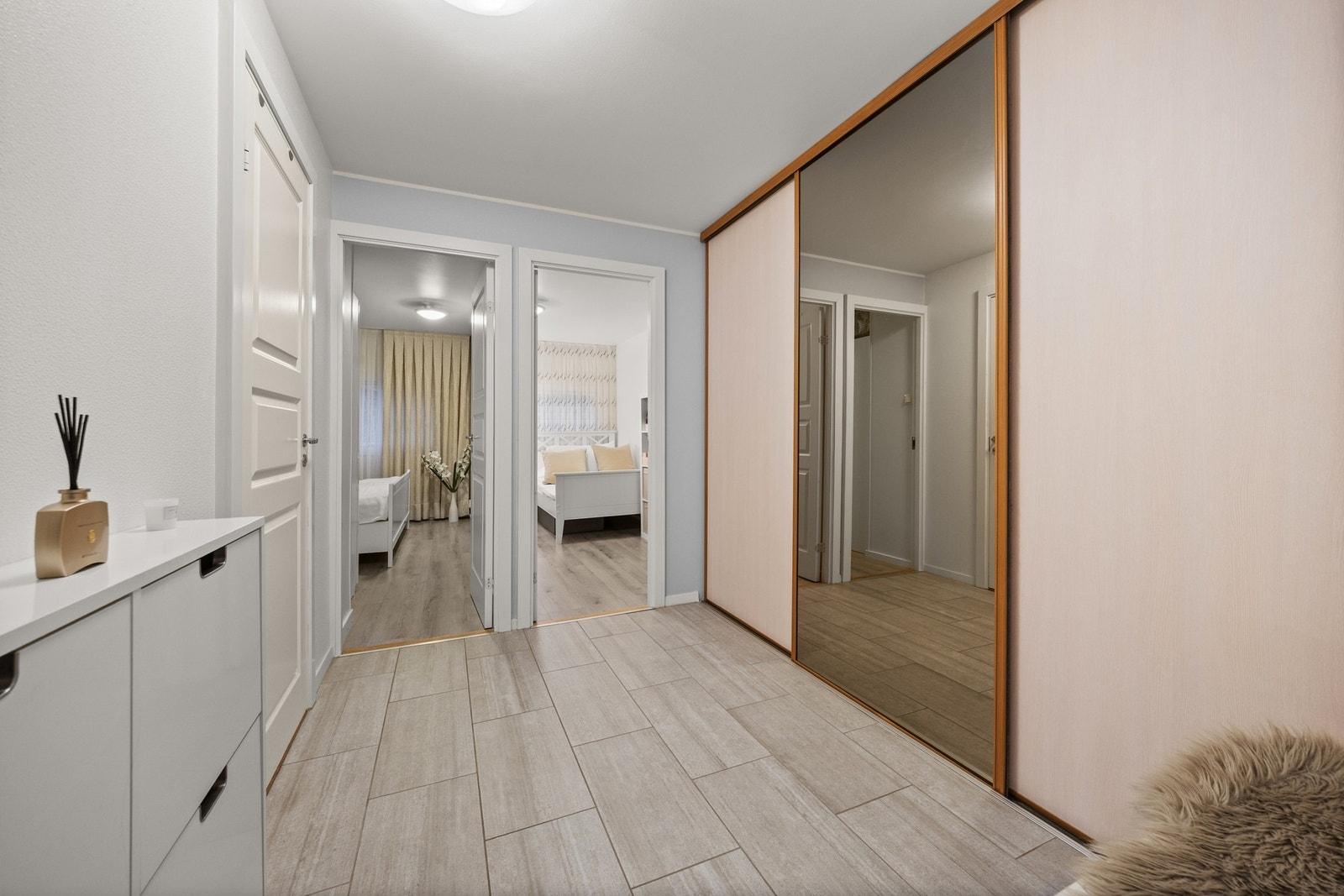 Velkommen inn! - Entré med plassbygd garderobe som gir gode oppbevaringsmuligheter for sko og yttertøy Galleribilde