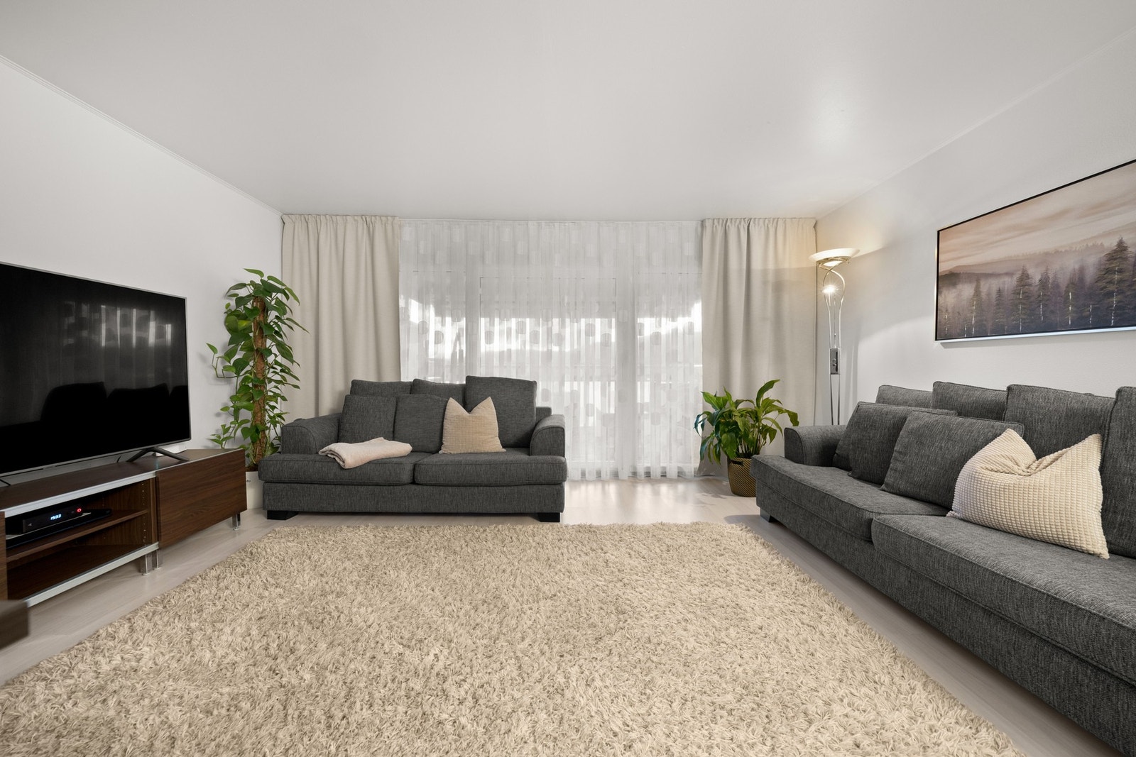 Leiligheten har en romslig stue med gode innredningsmuligheter Galleribilde