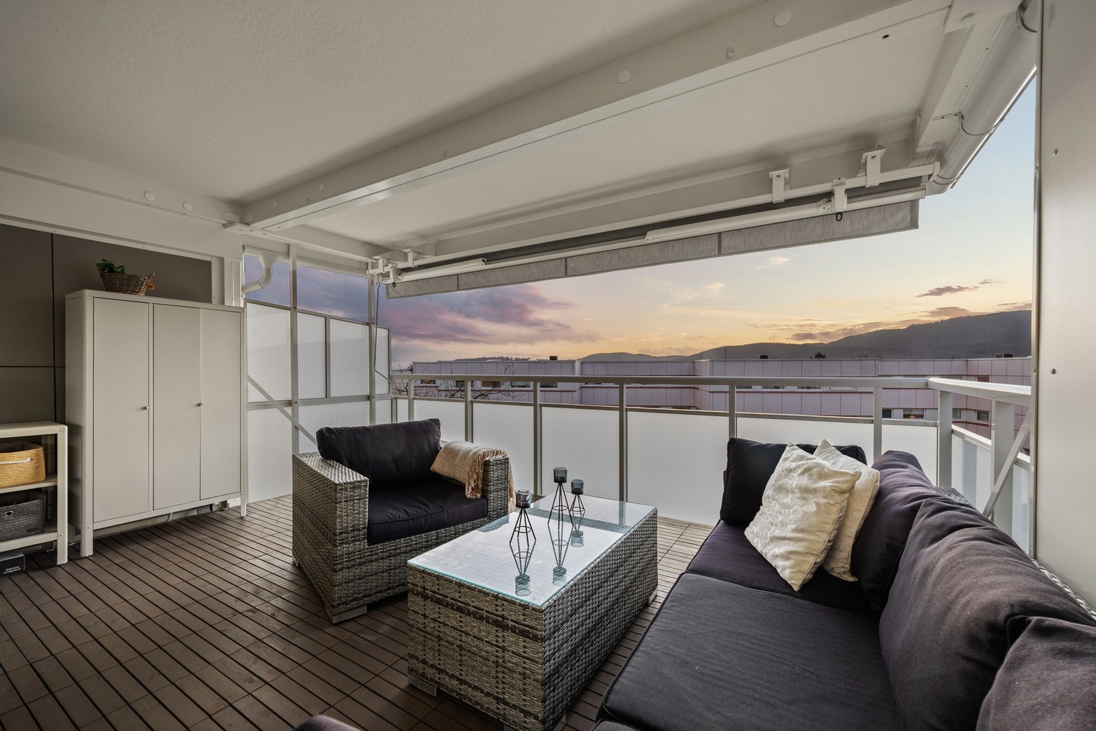 Fra stuen er det naturlig utgang til sydvestvendt balkong med gode solforhold store deler av dagen Galleribilde