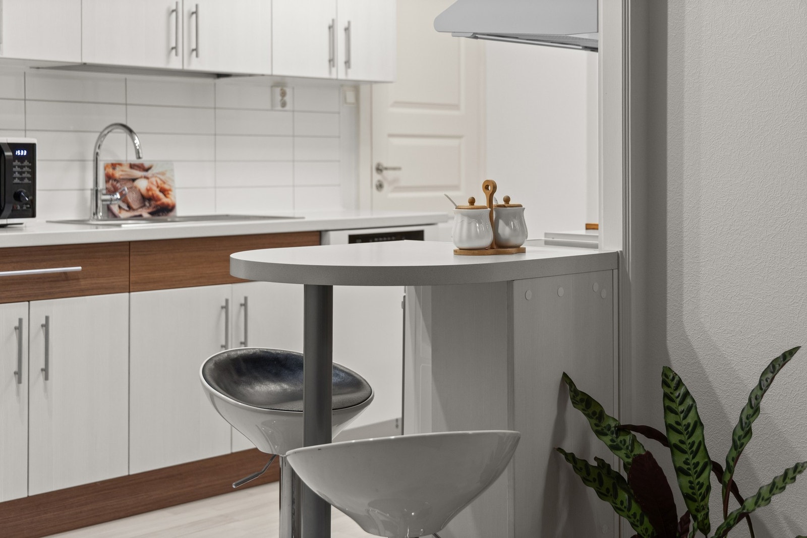 Kjøkkenet er lyst og tidløst med slitesterkt laminat gulv og lyse vegger Galleribilde