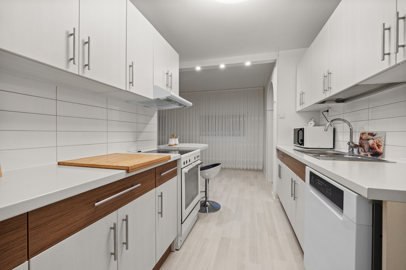 Rikelig med skap- og benkeplass gir et funksjonibelt og arbeidsvennlig kjøkken Galleribilde