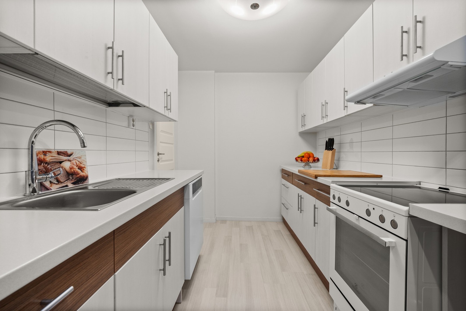 Kjøkkenet har frittstående hvitevarer, herrunder: komfyr med platetopp og oppvaskmaskin Galleribilde