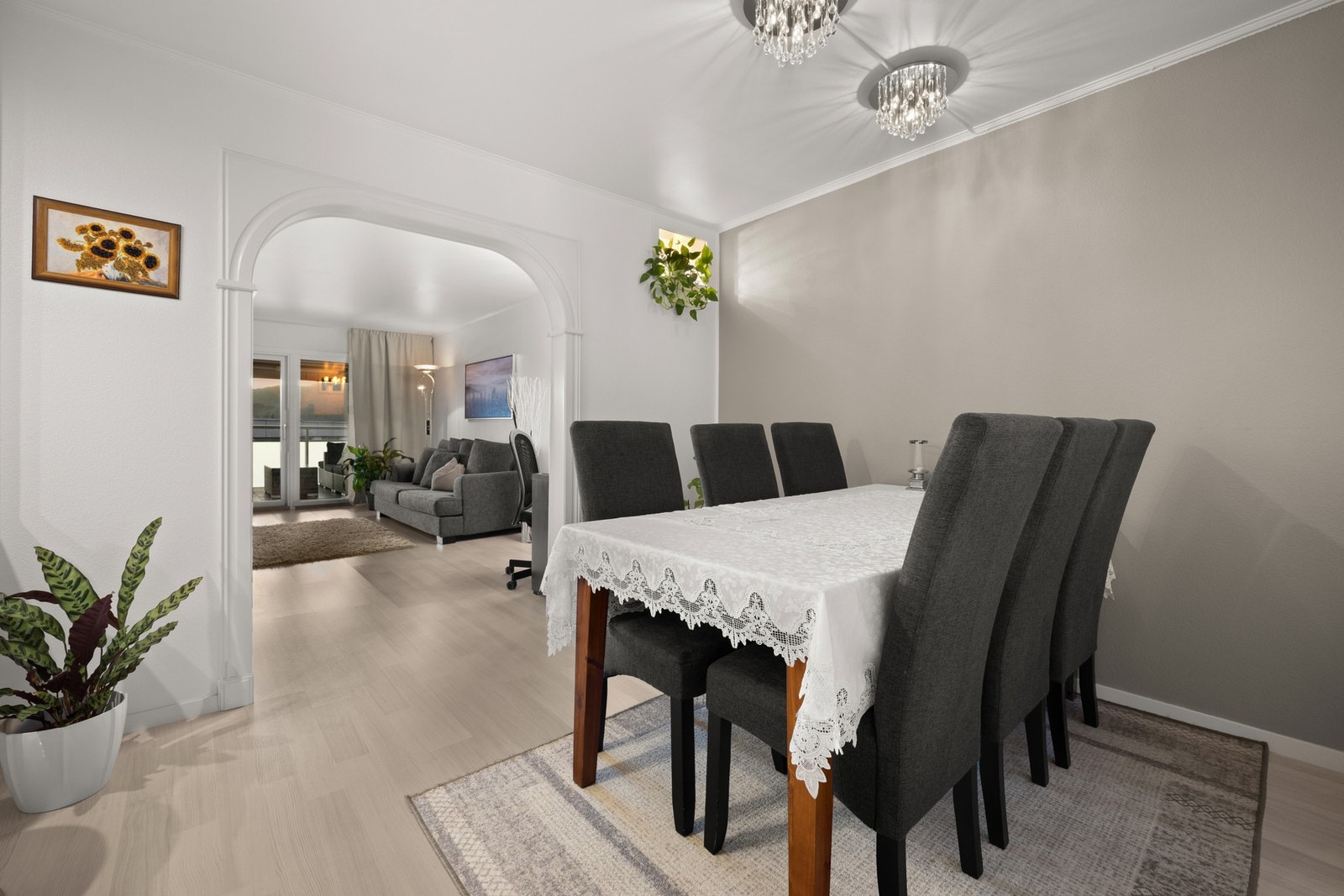 Leiligheten har en romslig spisestue med plass til langbord Galleribilde