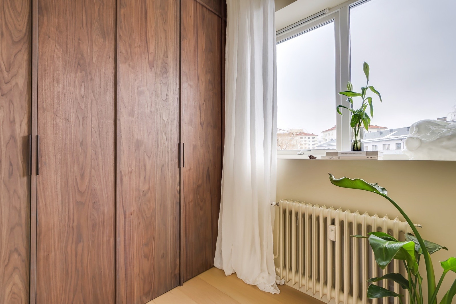 På dette rommet er det plass til alt fra seng, kontorpult til kommode mm. i tillegg til den spesialtilpassede garderobeløsningen med snekkerbygde fronter. Galleribilde