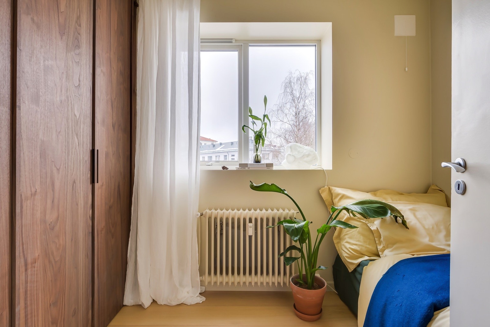 Det andre soverommet er også et lyst rom som passer fint som et barnerom, gjesterom eller kontor. Samme gode standard som resten av leiligheten. Galleribilde