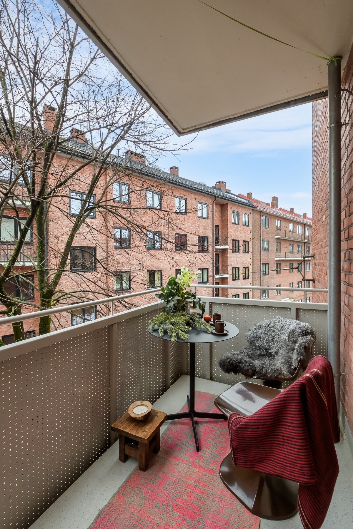 God intern beliggenhet med fint og frodig utsyn til rolig blindvei og stort tre som skjermer. Galleribilde