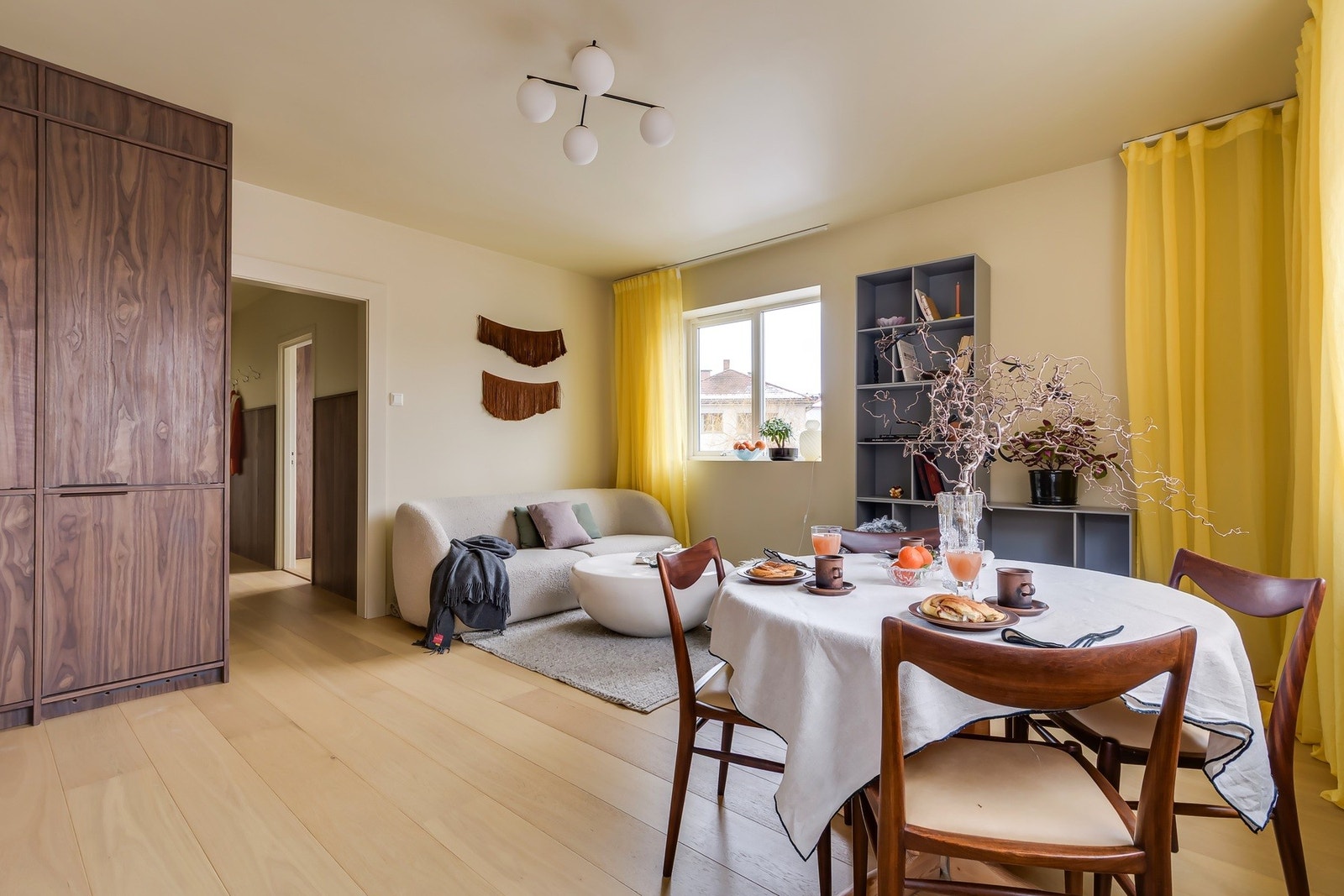 Stuen er boligens naturlige samlingspunkt - et luftig og fint rom med god atmosfære. Galleribilde