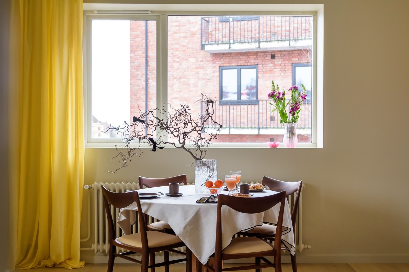 Rommet er enkelt å møblere, og du har rom til både sofa, mediemøbler og et spisebord - perfekt for både rolige kvelder og sosiale sammenkomster. Galleribilde