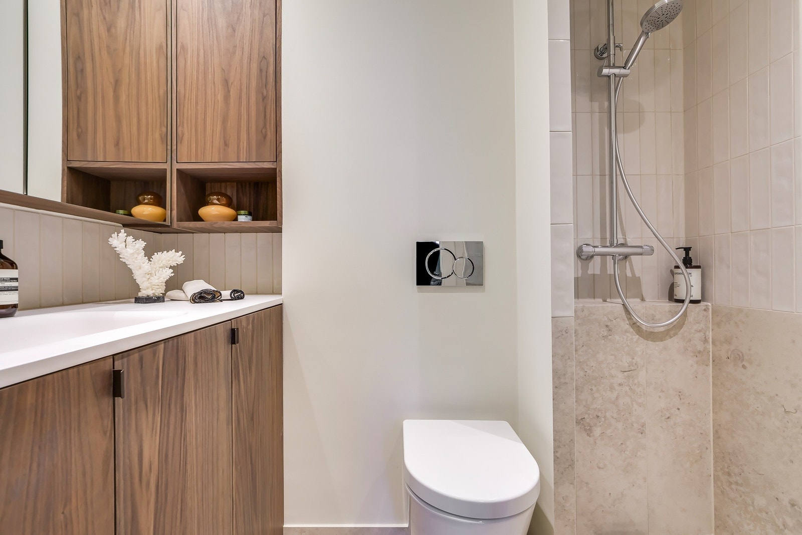 Baderommet ble også totalrehabilitert i 2025 og fremstår som et gjennomført og moderne rom med høy kvalitet i både utførelse og materialvalg. Dokumentasjon på utført arbeid foreligger. Galleribilde