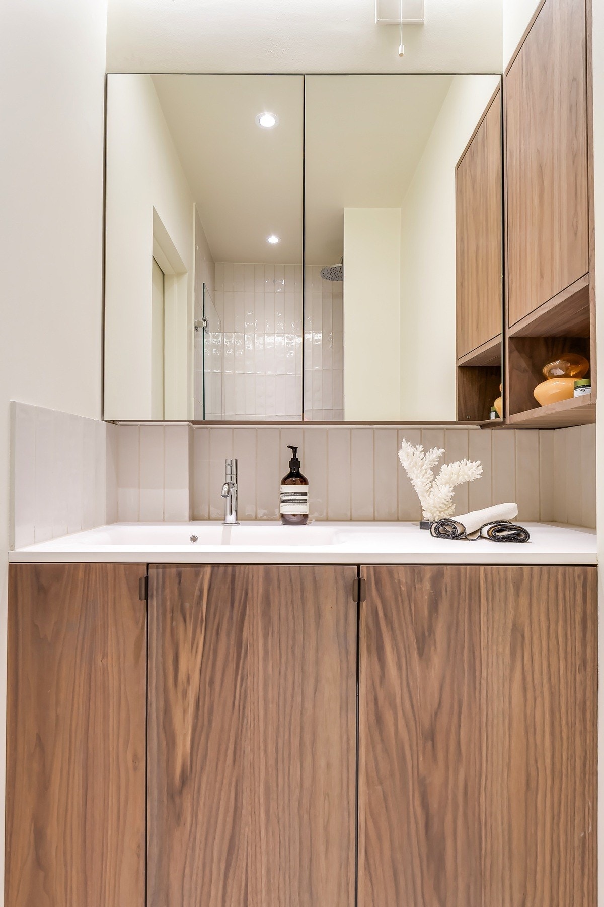 Over servanten er det montert et stort speilskap og ytterligere lagringsplass finnes i et tilhørende veggskap. Galleribilde