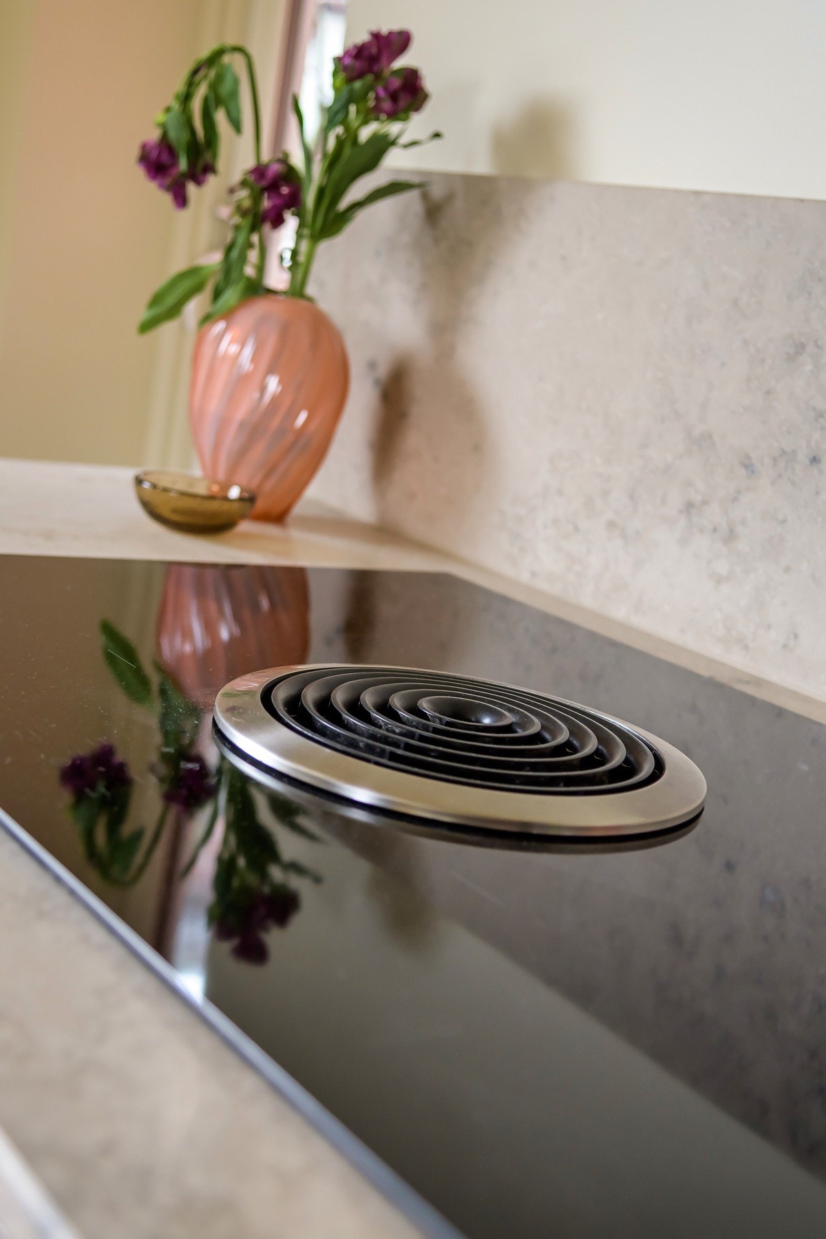 Kjøkkenet er fullt utstyrt med medfølgende integrerte hvitevarer som nedfelt induksjonsplatetopp med integrert kullfilterventilator fra BORA, integrert stekeovn, oppvaskmaskin og kjøleskap med frysedel. Alle hvitevarer følger med. Galleribilde