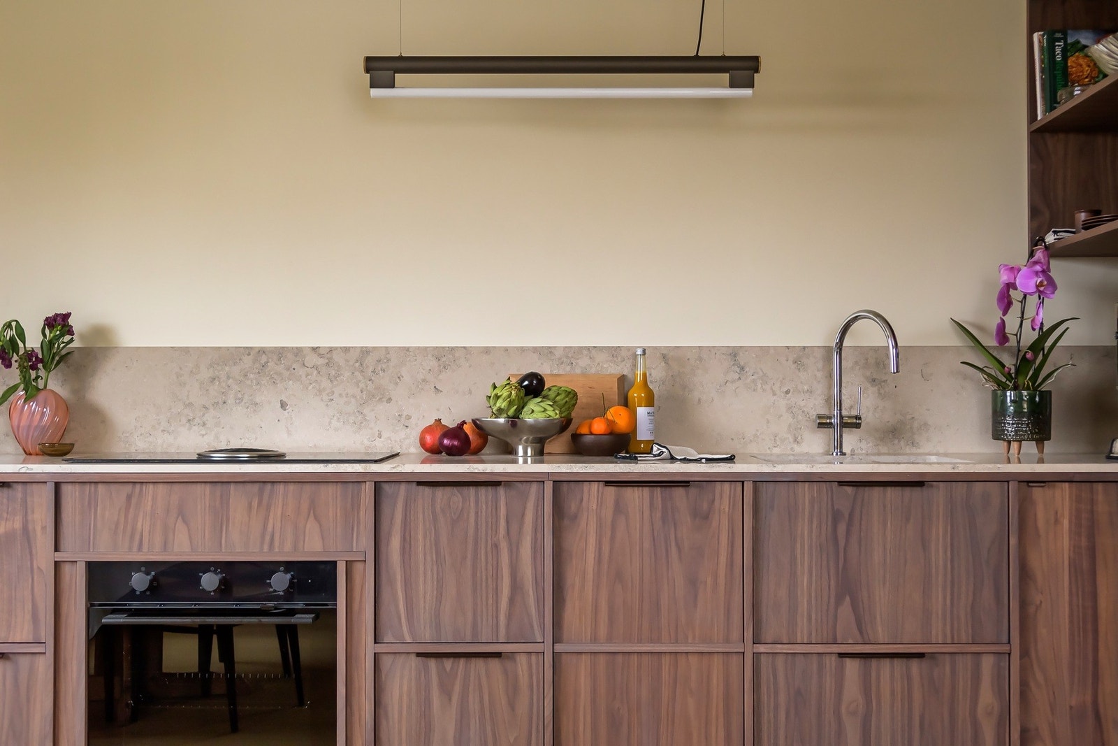 Den påkostede kjøkkeninnredningen består av snekkerbygde kjøkkenfronter i valnøttfiner montert på IKEA skrog. Galleribilde