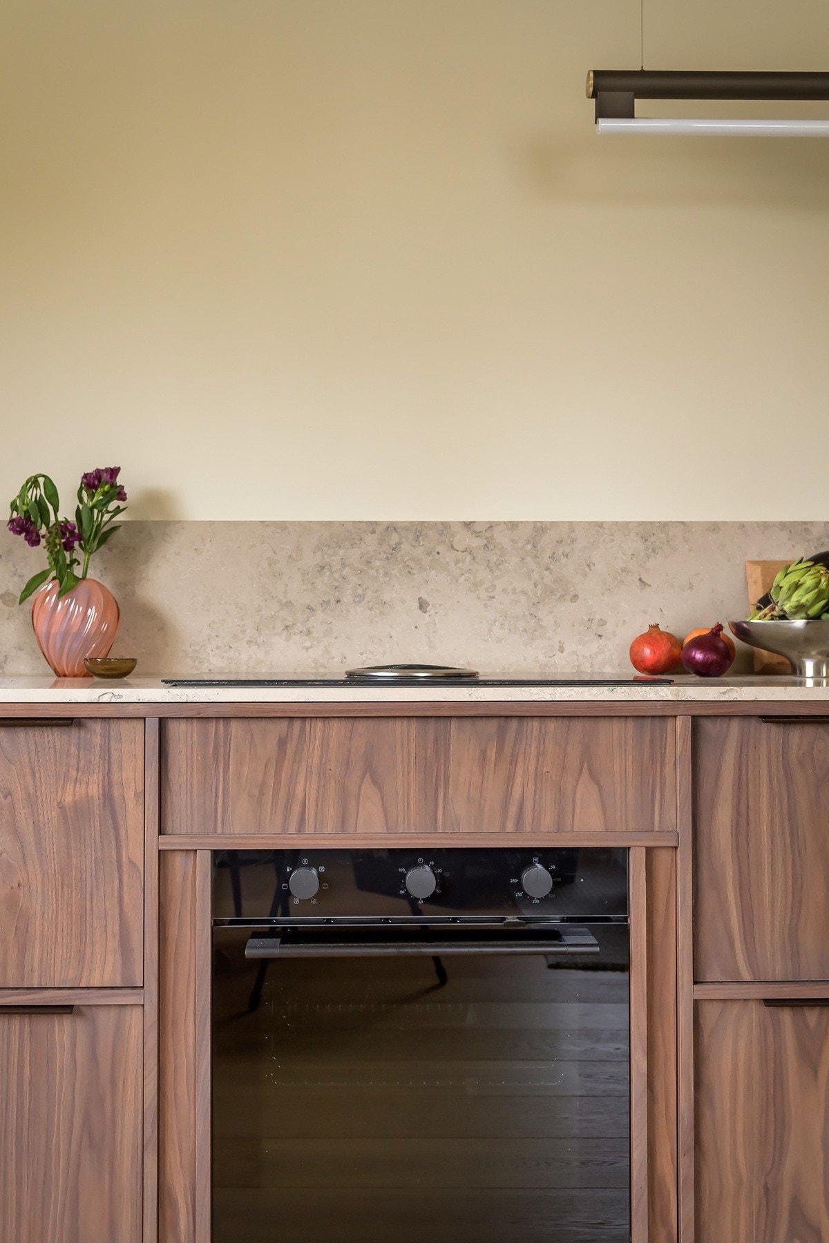 Benkeplaten i kalkstein (Jura) tilfører en følelse av luksus, og er sømløst integrert med underlimt oppvaskkum og armatur. Galleribilde