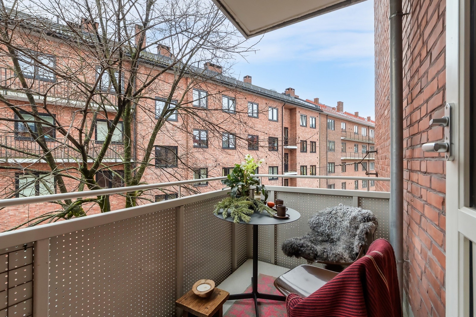 Fra stuen trår du ut på den hyggelige sydvendt balkongen - et lite fristed på ca. 3 m². Galleribilde