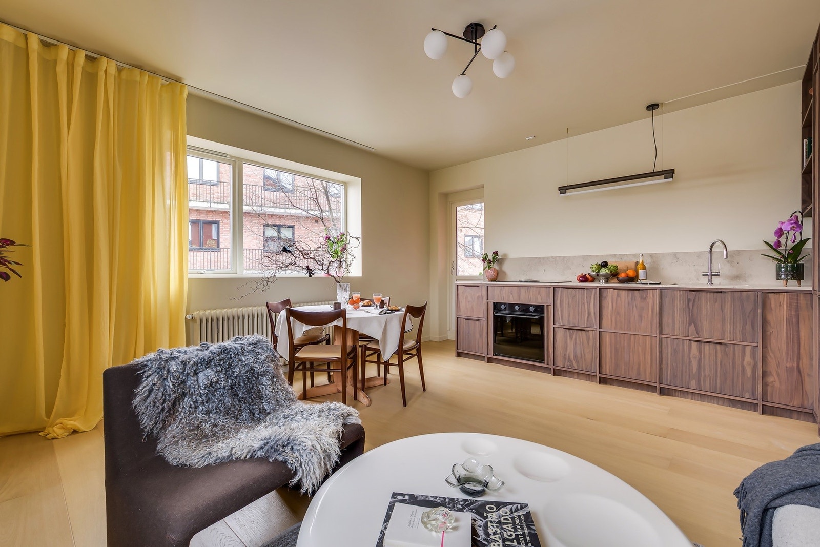 Her kan man flytte rett inn! Hele leiligheten er totaloppusset i 2025/26 med arkitekttegnede løsninger og påkostede materialer. Galleribilde