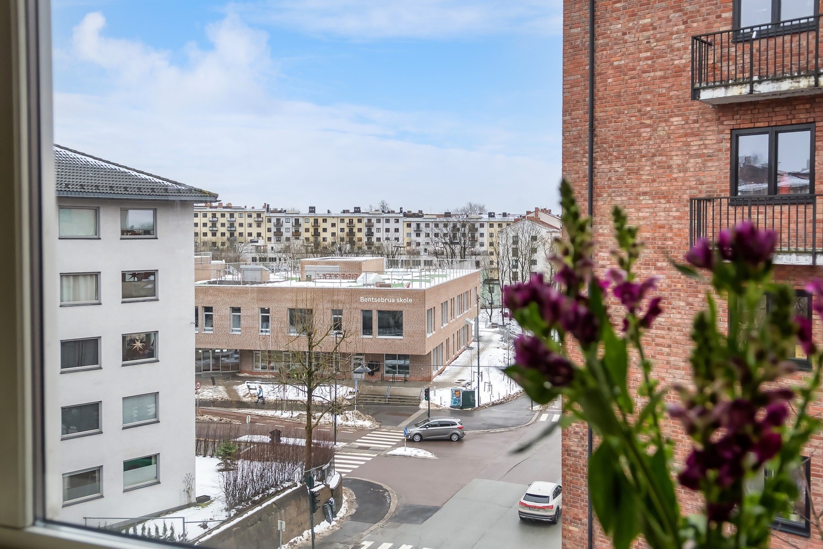 Hyggelig utsyn fra stuevinduet. Galleribilde