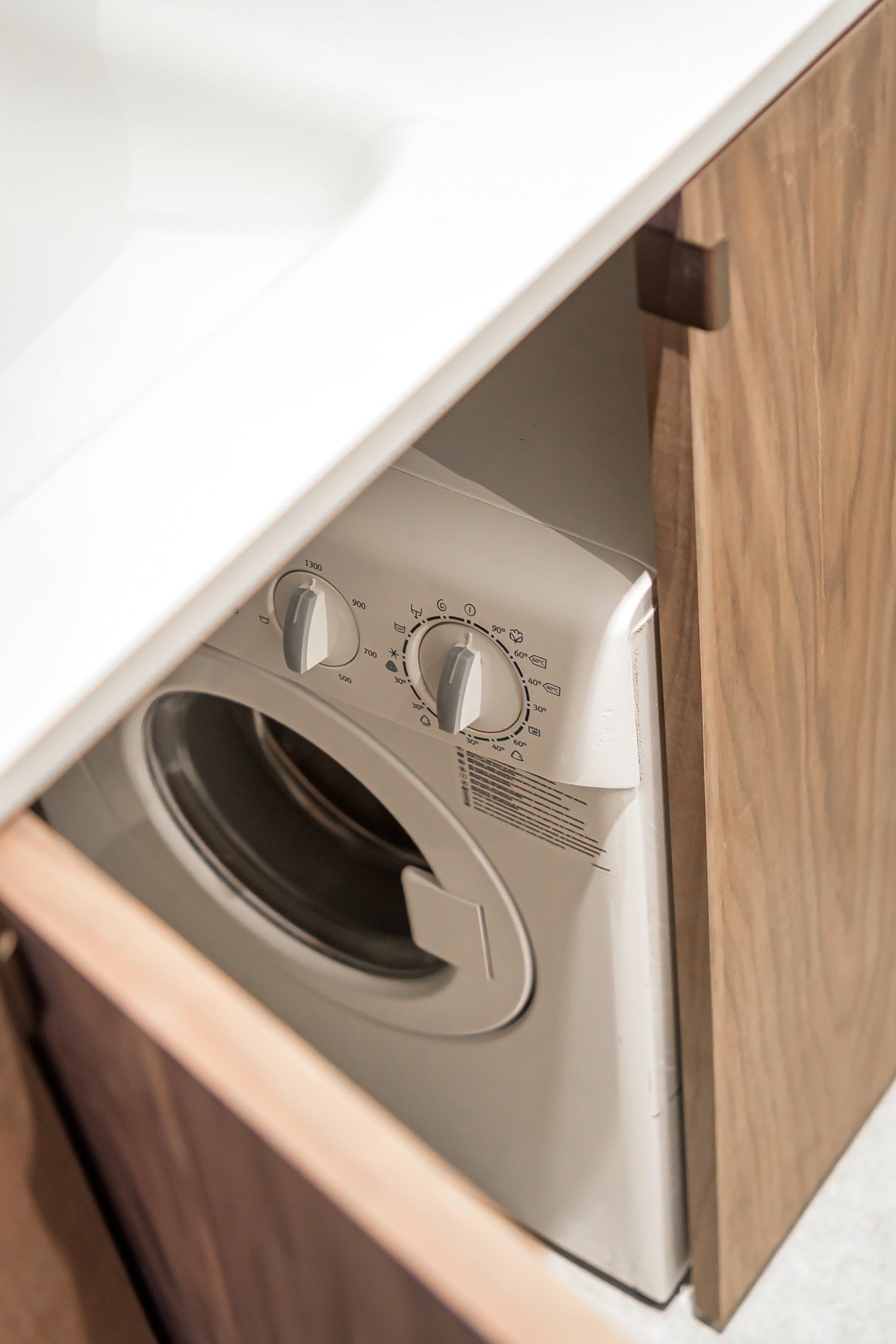 Plass og opplegg for en liten vaskemaskin på innsiden av skapmodulen. Galleribilde