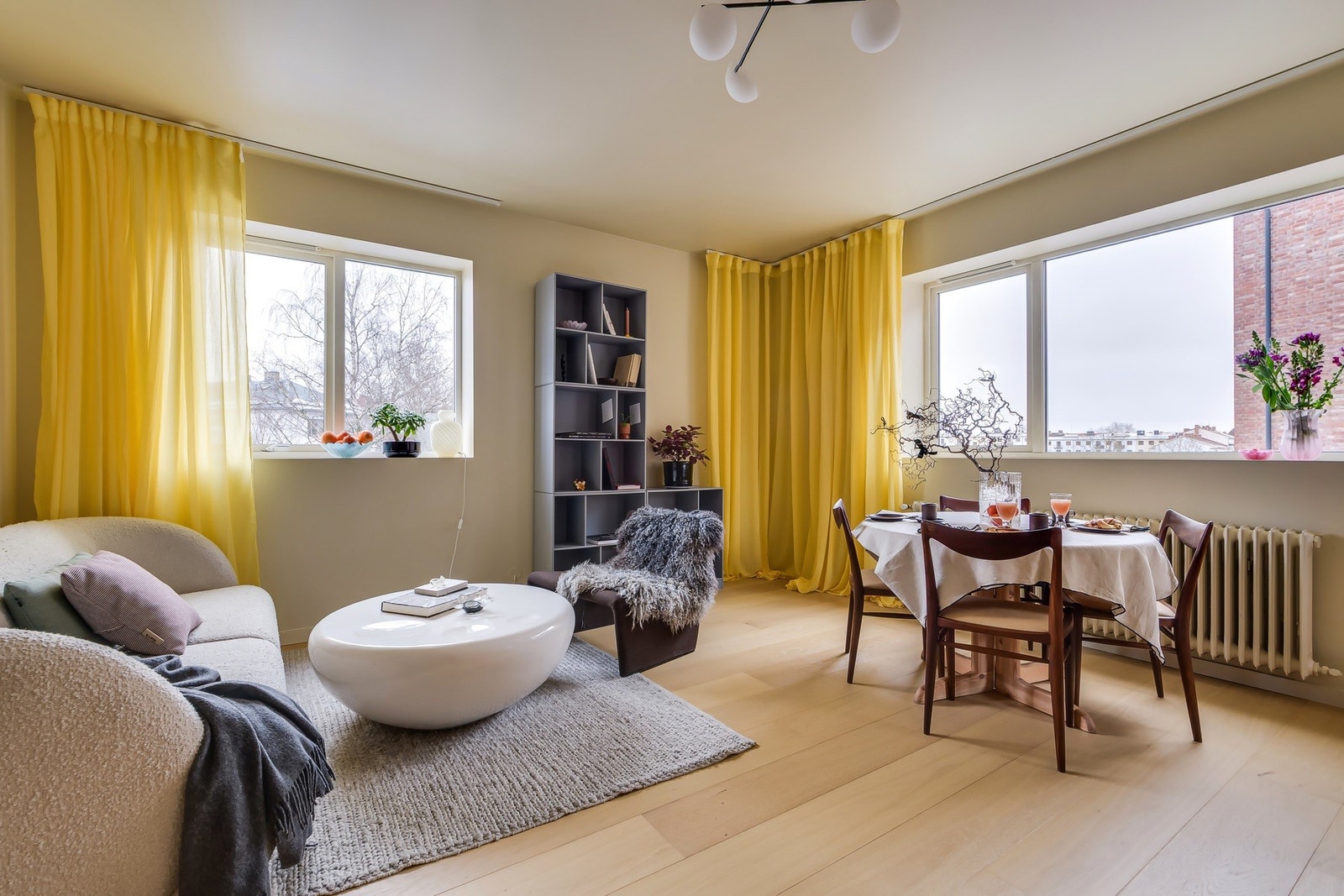 Store vindusflater, fra 2007, mot tre himmelretninger slipper inn mye naturlig lys og de dype karmene gir perfekt plass til grønne planter eller personlig dekor. Galleribilde