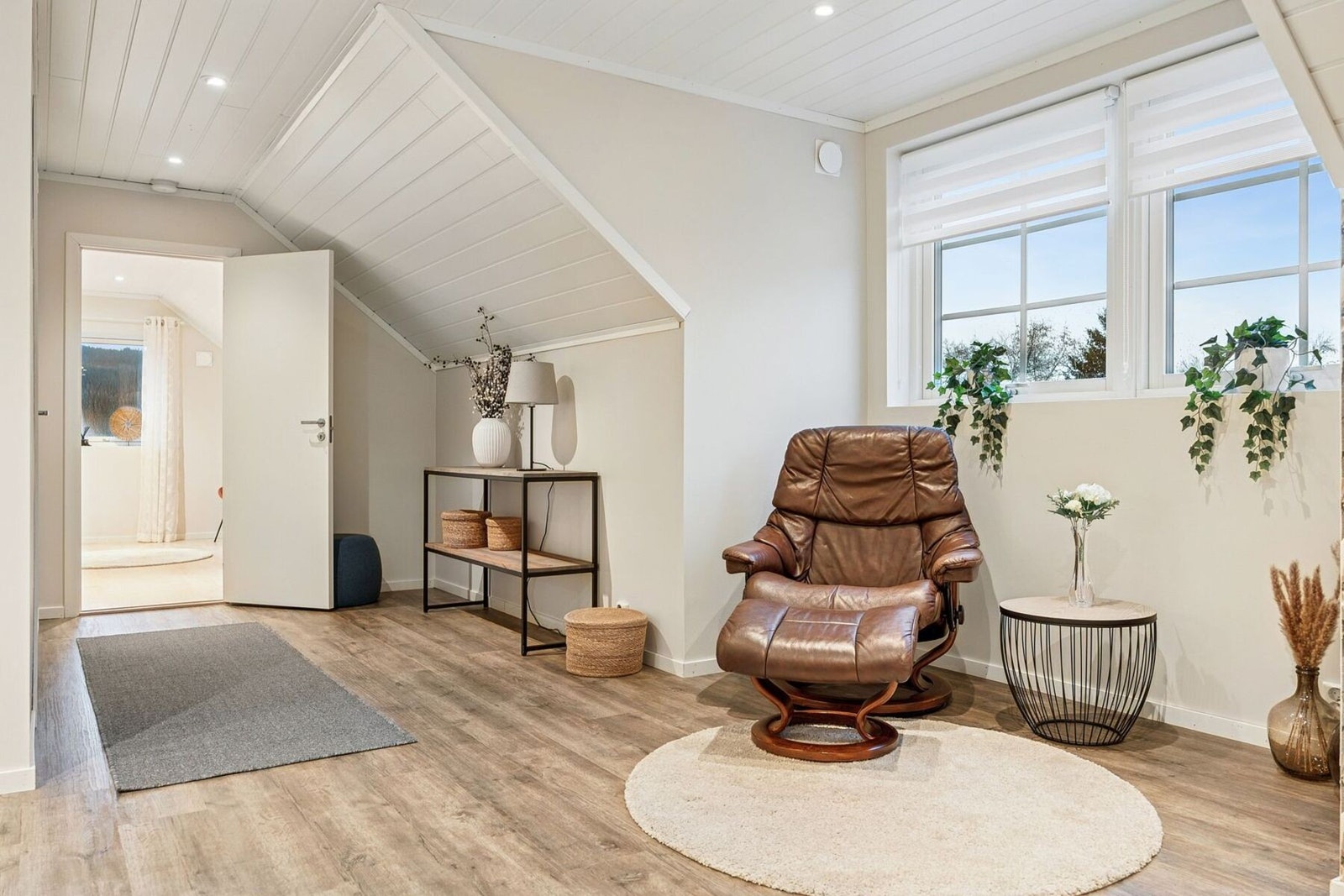 Boligens andre etasje har et bad, to soverom, bod og loftstue. Galleribilde