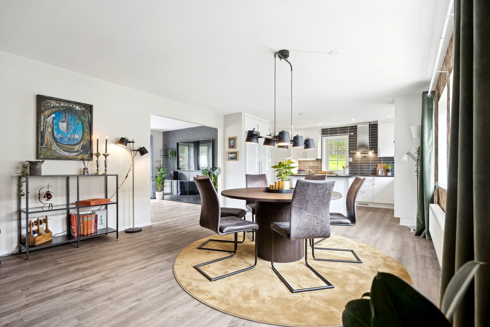 Eneboligen har moderne løsninger som vannbåren varme og balansert ventilasjon. Galleribilde