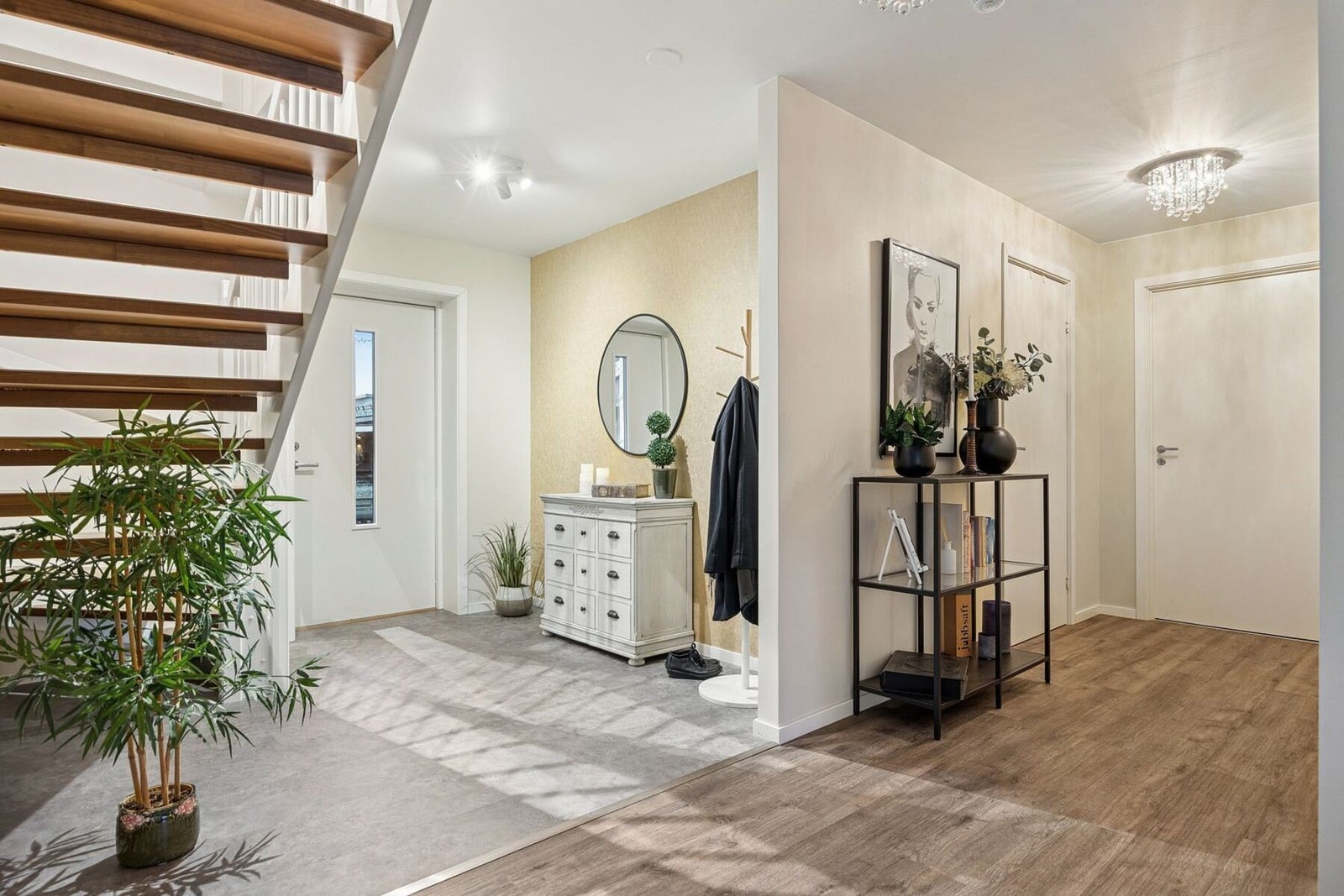 En åpen og lys hall, med flere møbleringsmuligheter. Galleribilde